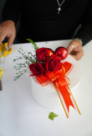 Espuma floral OASIS® Deluxe sobre base plástica, sistema de fijación “desprenda y pegue” y perforaciones laterales. Se satura manualmente en agua. Caja con 12 piezas, 2.5 cm de ancho y 5 cm de diámetro.