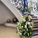 Espuma floral OASIS® Deluxe con base MDF y banda antiescurrimiento, envuelta en polietileno verde. Ideal para arreglos florales de cualquier tamaño.