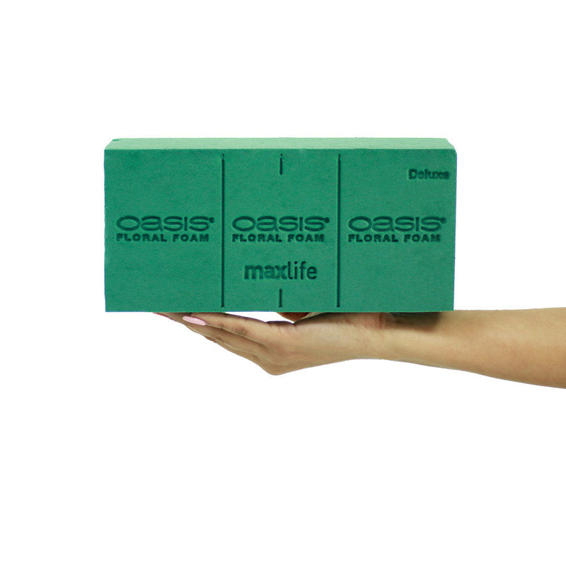 Ideal para floristas y jardineros, la espuma Floral OASIS® Maxlife asegura la frescura y estabilidad de tus arreglos florales, y su color verde se oculta fácilmente. Caja con 48 piezas.