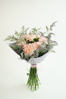 Papel coreano doble cara color kraft/morado. -Oasis Floral México. - Resistente al agua, su impermeabilidad es ideal ya que las flores se pueden hidratar sin dañar el papel. - Fácil manejo para diferentes tamaños de ramos y regalos.