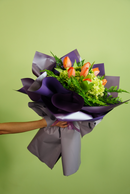 Papel coreano doble cara color kraft/morado. -Oasis Floral México. - Resistente al agua, su impermeabilidad es ideal ya que las flores se pueden hidratar sin dañar el papel. - Fácil manejo para diferentes tamaños de ramos y regalos.