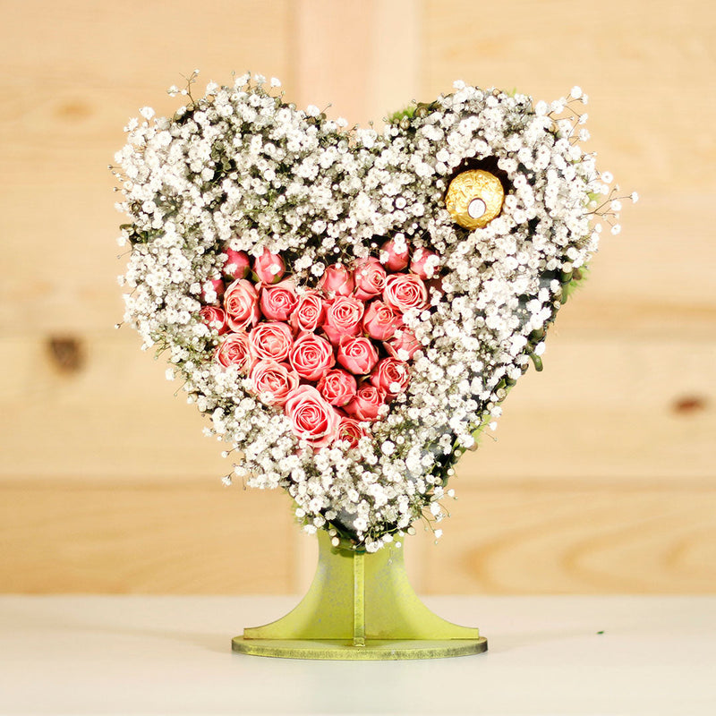 Espuma floral OASIS® en forma de corazón con base de MDF, soporta flores de diferentes tallos. Ideal para decoraciones de San Valentín y aniversarios. Disponible en piezas individuales y cajas con 4 piezas. Dimensiones: 12.5" de alto x 10.12" de ancho.