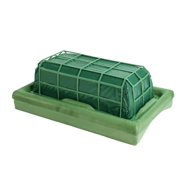 Espuma floral OASIS® Deluxe envuelta en película de polietileno verde para retardar la evaporación del agua. Base firme de uretano con estructura de plástico en jaula y tiras antiderrapantes de goma para mayor seguridad. Disponible en tamaños chico y grande, cajas con 4 piezas cada una.