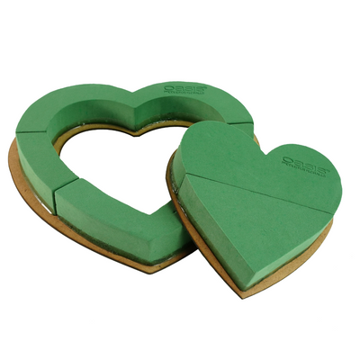 Corazón de espuma floral OASIS® Deluxe con base de MDF, resistente al agua y con banda antiescurrimiento. Ideal para arreglos de San Valentín y aniversarios. Presentación en cajas con 4 y 6 piezas, con perforaciones para colgar. Dimensiones: cerrado 25.4 cm, abierto 40.6 cm.