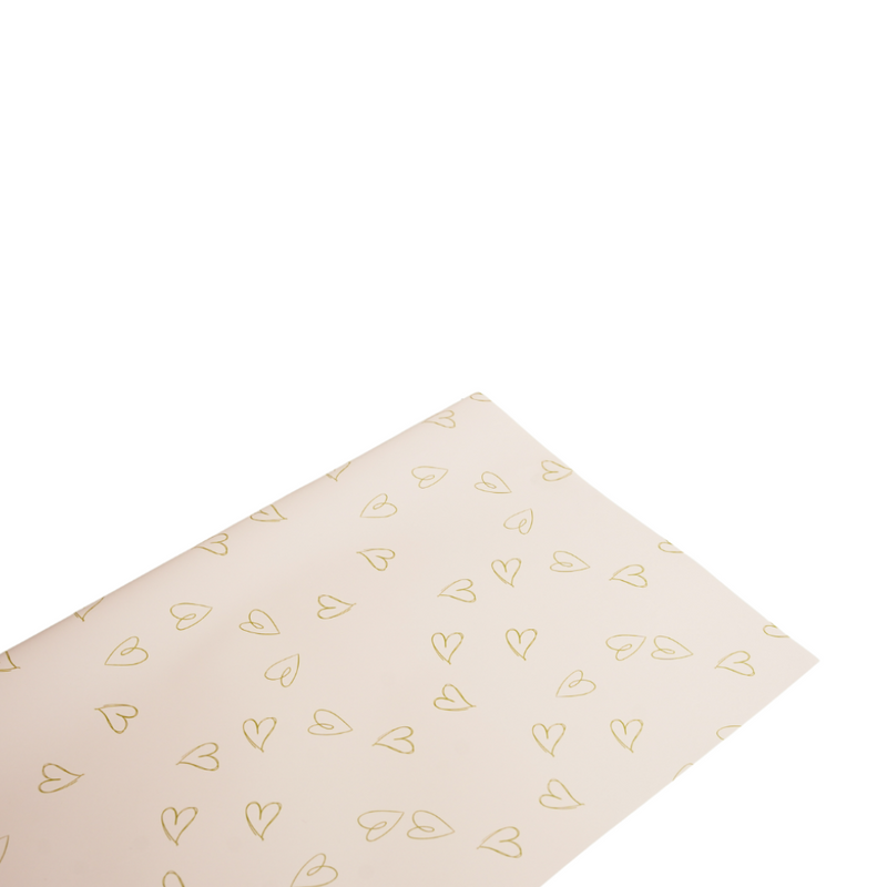 Papel coreano con corazones Durazno. -Oasis Floral México. - Resistente al agua, su impermeabilidad es ideal ya que las flores se pueden hidratar sin dañar el papel. - Fácil manejo para diferentes tamaños de ramos y regalos.