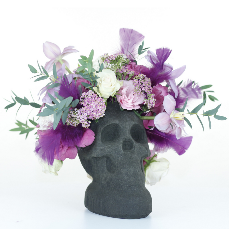 Calavera 3D OASIS® Black, elaborada con espuma negra para decoraciones de Día de Muertos y Halloween. Presentación en piezas individuales y caja con 4 piezas, mide 22 cm de alto y 19 cm de diámetro.