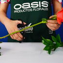 Tijeras de acero inoxidable con manijas grandes y ambidiestras. Hoja sierrada para cortar en seco o mojado. Ideal para ramilletes de flores y cintas. Disponible en piezas individuales.