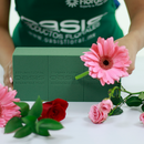 Ladrillos de espuma floral Oasis Advantage Plus siendo preparados con flores frescas, ideales para arreglos florales profesionales.
