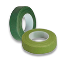 Cinta de envoltura fuerte y flexible que se adhiere sola y a los tallos alambrados sin pegarse en los dedos. Caja de 12 rollos (verde y verde light), dimensiones: ½” x 90 pies.