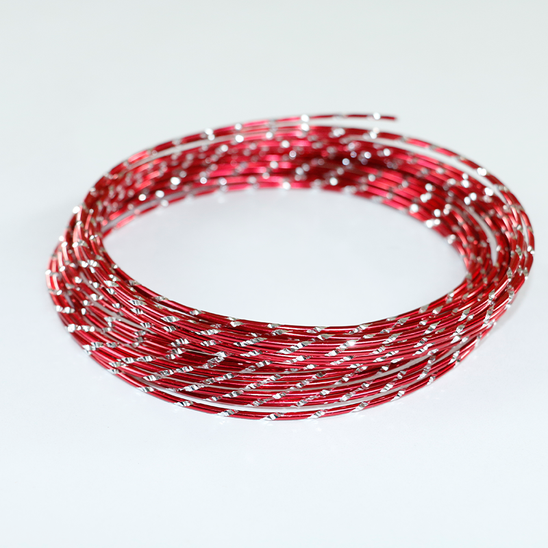 Alambre diamante rojo: 10 m. Añade un toque brillante y festivo a tus arreglos. Resistente y flexible.