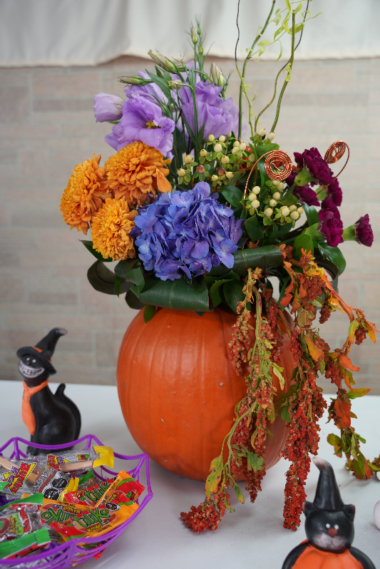 Arreglo Floral de Halloween en una Calabaza Natural
