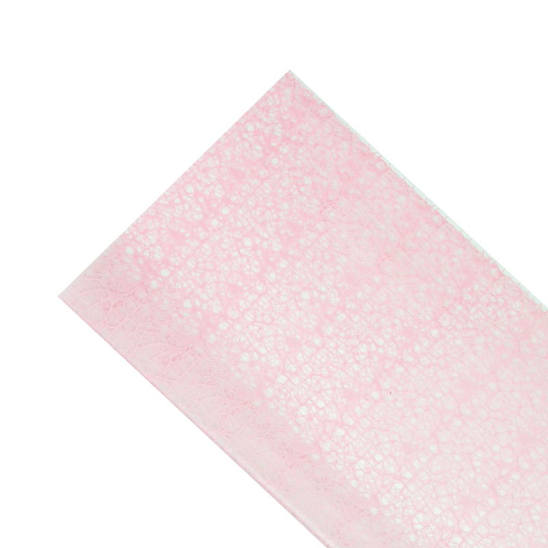 Papel celofán geométrico Rosa. -Oasis Floral México. - Resistente al agua, su impermeabilidad es ideal ya que las flores se pueden hidratar sin dañar el papel. - Fácil manejo para diferentes tamaños de ramos y regalos.